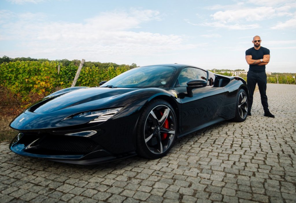 Degeaba l-a prins Poliția pe Andrew Tate cu aproape 200 la oră și i-a luat carnetul, dacă Judecătoria l-a pus înapoi la volan în următoarea zi