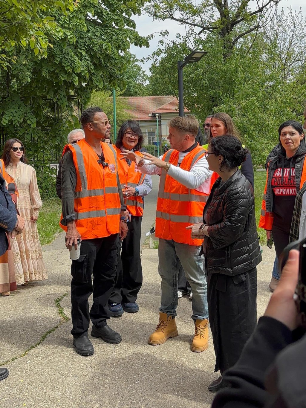Moment "de Oscar" pentru #spitalepublicedinbaniprivați: Codin Maticiuc l-a adus pe Cuba Gooding Jr. pe șantierul unei clinici pentru copii