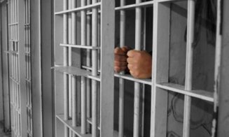 Teroare după despărțire! Tânăr din Cluj, în arest după ce și-a amenințat fosta iubită cu moartea și a sfidat ordinul de protecție