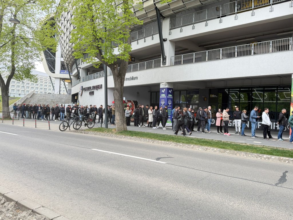 Cozi pentru un loc la finala Cupei României. Fanii Universității Cluj, prezenți în număr mare la casa de bilete de la stadion