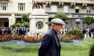Un clujean trecând prin Piața Unirii, în perioada interbelică