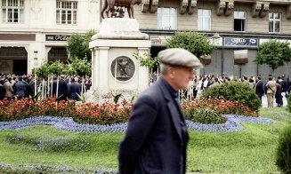 Un clujean trecând prin Piața Unirii, în perioada interbelică