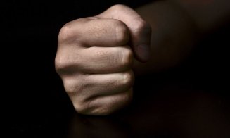 5 bătăuși, printre care și o femeie, săltați de polițiștii clujeni / Dosare penale pentru o încăierare generală