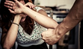 Și-a snopit iubita în bătaie și a strâns-o de gât, iar apoi a tâlhărit-o