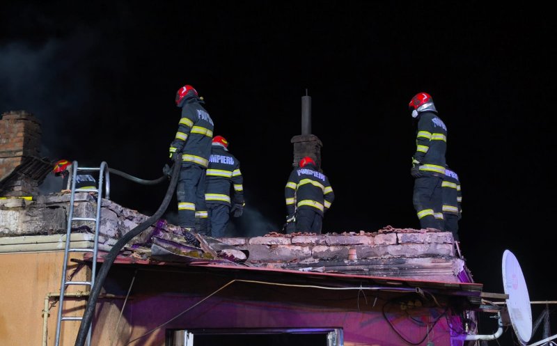 INCENDIU uriaș în Chinteni noaptea trecută / Au intervenit și paramedicii SMURD / De la ce a pornit focul