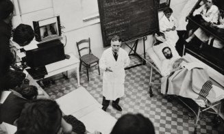 Profesorul doctor Iuliu Hațieganu susținând o lecție în amfiteatru pentru studenții clujeni