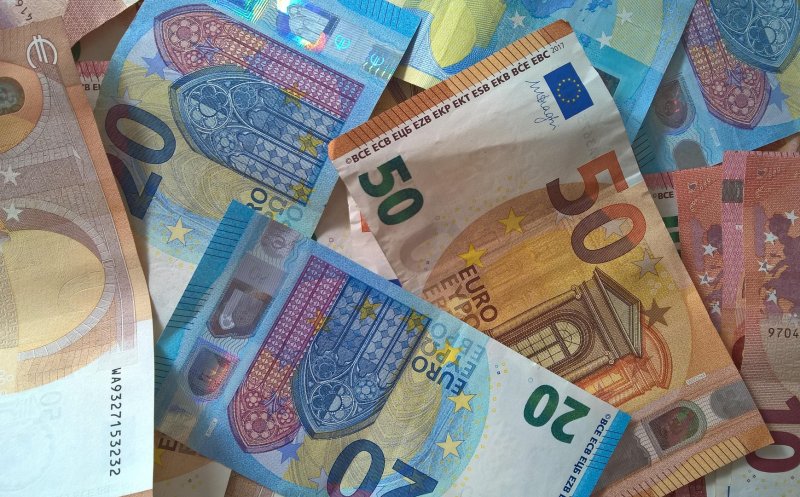 Euro, la un nou maxim istoric, după căderea Guvernului Bolojan prin moțiune de cenzură