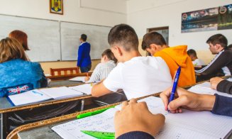 Un liceu din Cluj interzice machiajul excesiv, unghiile false, cerceii la băieți și părul colorat