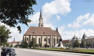 Taxiuri așteptându-și clienții în Piața Unirii, în Clujul anilor 1930
