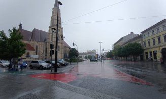 Ploaie cu bulbuci peste Cluj-Napoca: pietonii și umbrelele în acțiune