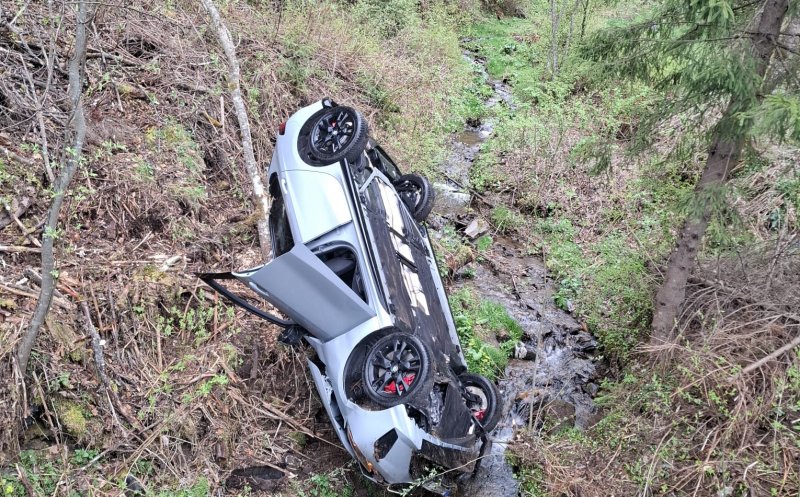Accident grav la Muntele Băișorii: mașină răsturnată într-o vale. Doi tineri răniți, transportați la spital
