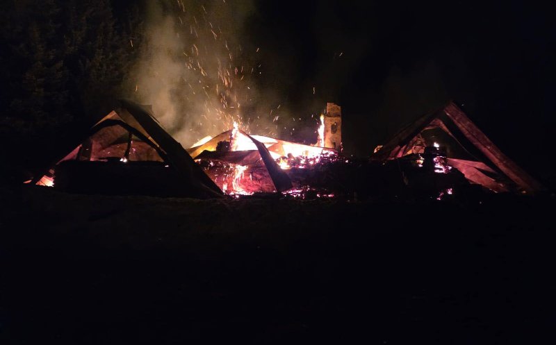 Un incendiu puternic a distrus complet o cabană îndrăgită de turiști și iubitori ai muntelui