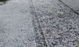 Imagini apocaliptice în Cluj! Străzile din Gherla au fost acoperite de grindină