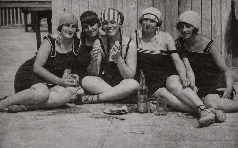 Fete în fața bufetului din cadrul Ștrandului Orașului din Cluj, anul 1925