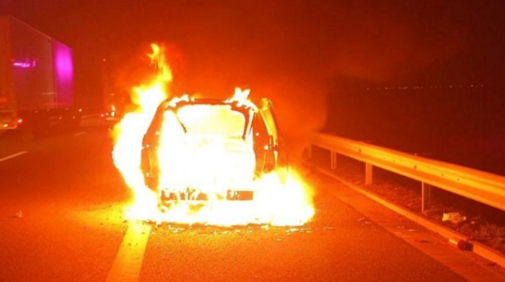 Flăcări suspecte în Cluj: o mașină a fost făcută scrum. Anchetatorii iau în calcul o mână criminală