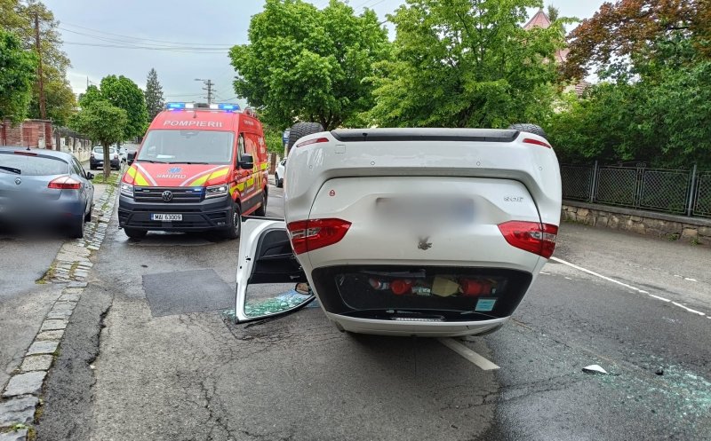 “Cascadorie” pe o stradă din Cluj-Napoca. Un autoturism a ajuns cu roțile în sus
