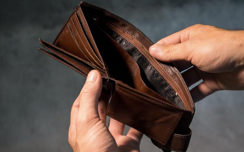 Economia României rămâne în recesiune: Șoc pe piața chiriilor și inflație de două cifre