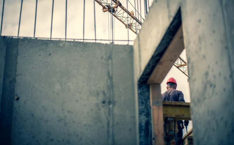 „Riscul de blocaj financiar și chiar de faliment crește semnificativ”: Avertismentul dur pentru 2026 în construcții