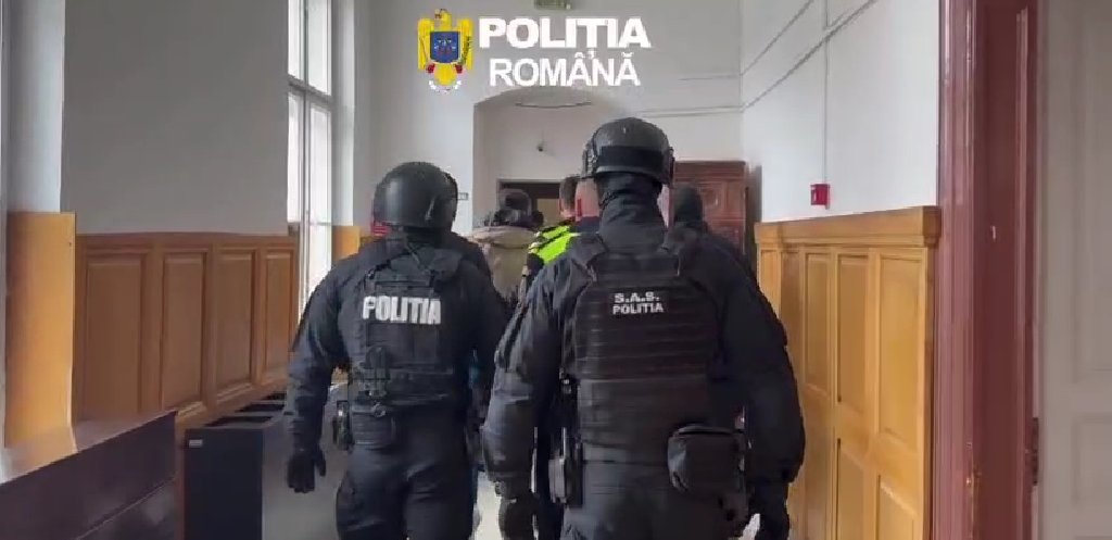 "Vânătoare" internațională pentru un clujean acuzat de trafic de droguri. Bărbatul fost adus sub escortă din Italia