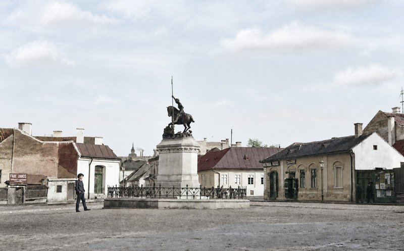 Statuia Sfântului Gheorghe amplasată în actuala Piață Lucian Blaga