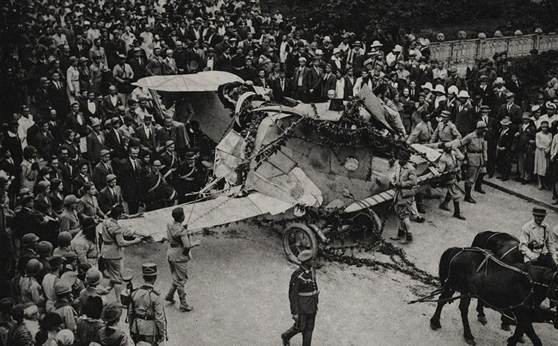 Cortegiul funerar al locotenentul de aviație Suciu Oliver și a caporalului Ilie Cristea, anul 1924