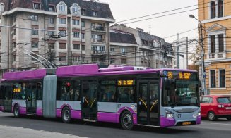 Cum s-a produs accidentul din Piața Avram Iancu din Cluj: coliziune între un autoturism și un troleibuz. O persoană a ajuns la spital