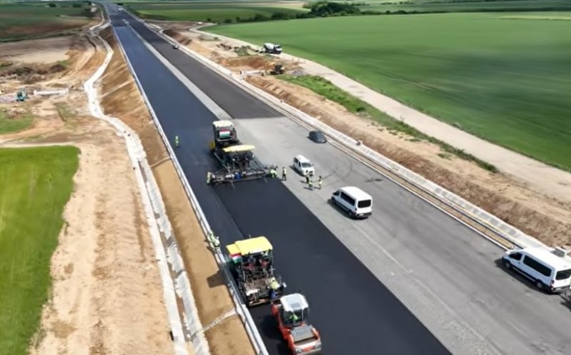 Erbașu asfaltează intens pe acest lot de pe Autostrada Transilvania. Când va fi deschis circulației