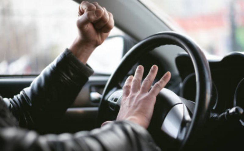 Comportament agresiv în trafic, taxat dur de polițiștii clujeni. Doi șoferi au fost amendați și lăsați fără permis