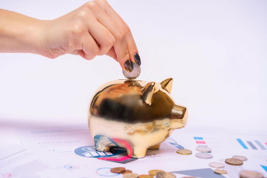 Românii cheltuiesc mai mult decât economisesc. Cum și cât reușesc, de fapt, să pună deoparte