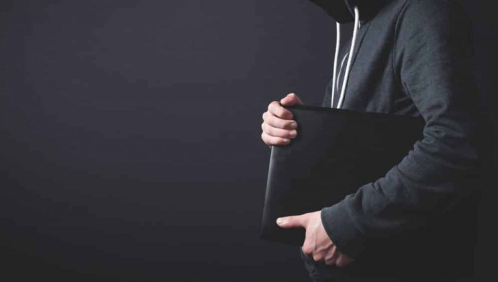 Un tânăr a furat laptopuri de aproape 29.000 de euro dintr-o firmă din Cluj. Ce măsură au luat procurorii