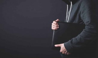 Un tânăr a furat laptopuri de aproape 29.000 de euro dintr-o firmă din Cluj. Ce măsură au luat procurorii