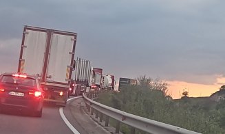 Șoferii blocați în trafic în urma accidentului GRAV din Poieni: ”Traseul ăsta îi foarte periculos... dacă ajungi întreg acasă trebuie să mergi la bise