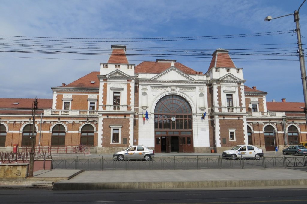 Scene șocante în gara din Cluj-Napoca. Un bărbat a atacat cu cârja și cuțitul un călător chiar în sala de așteptare