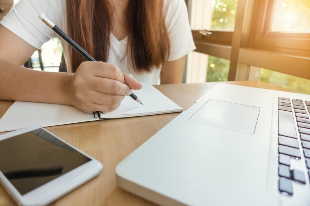 Temele pentru acasă, în vizorul ministrului Educației: „Nu trebuie să exagerăm”