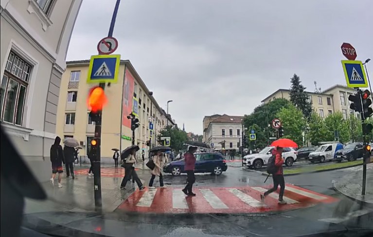 Șoferie à la Cluj: A "aghezmuit" pietonii ca să poată trece iute, iute pe roșu la semafor / 'Fă o faptă bună și trimite filmarea la Poliție'