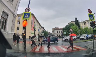 Șoferie à la Cluj: A "aghezmuit" pietonii ca să poată trece iute, iute pe roșu la semafor / 'Fă o faptă bună și trimite filmarea la Poliție'