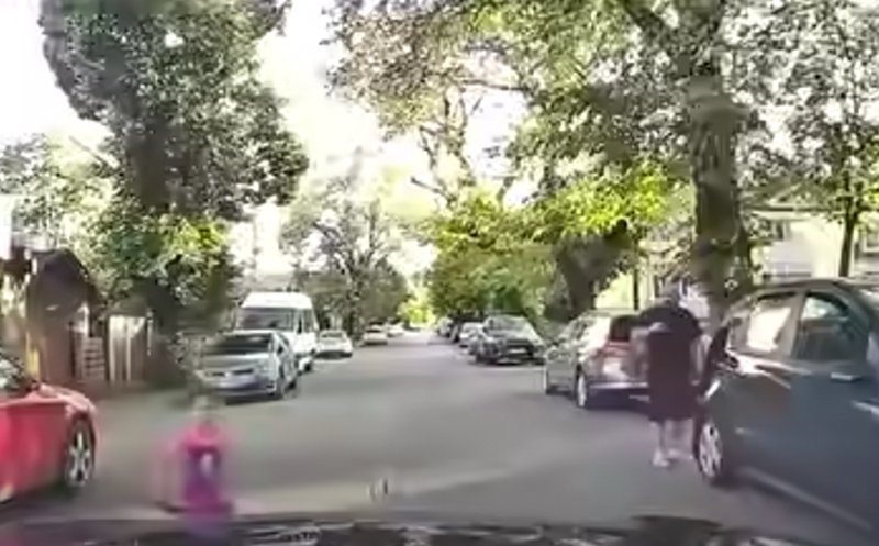 Imagini care dau fiori în Cluj-Napoca: O copilă a apărut din senin pe stradă, chiar în fața unei mașini aflate în mers