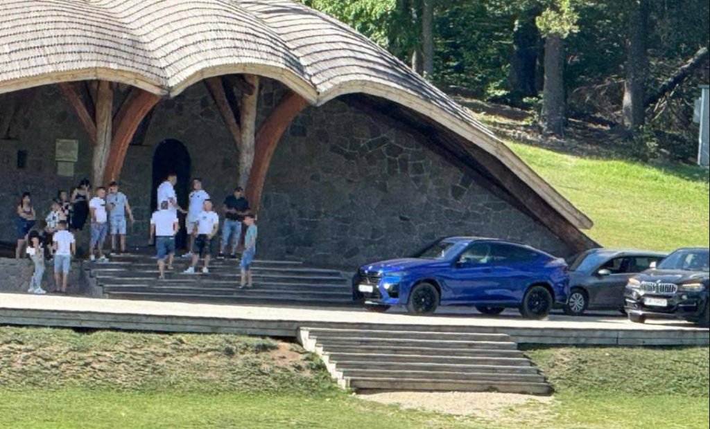 Dosar care vizează profanarea lăcaşurilor de cult, după ce trei şoferi au parcat maşinile lângă altarul amenajat pentru Rusaliile catolice