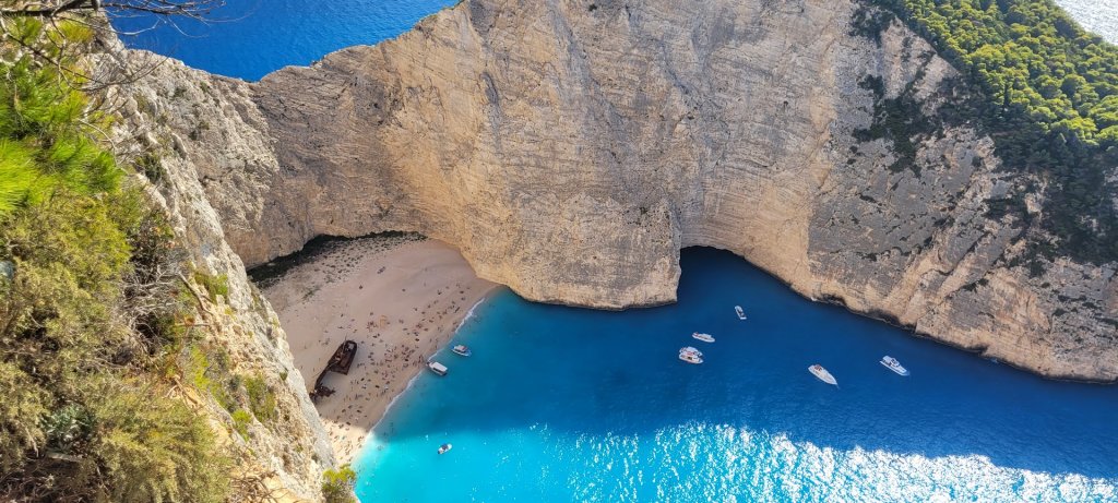 La un pas de tragedie în Grecia! Un turist a căzut de pe stânca aflată deasupra epavei din Zakynthos. Ce i-a salvat viața