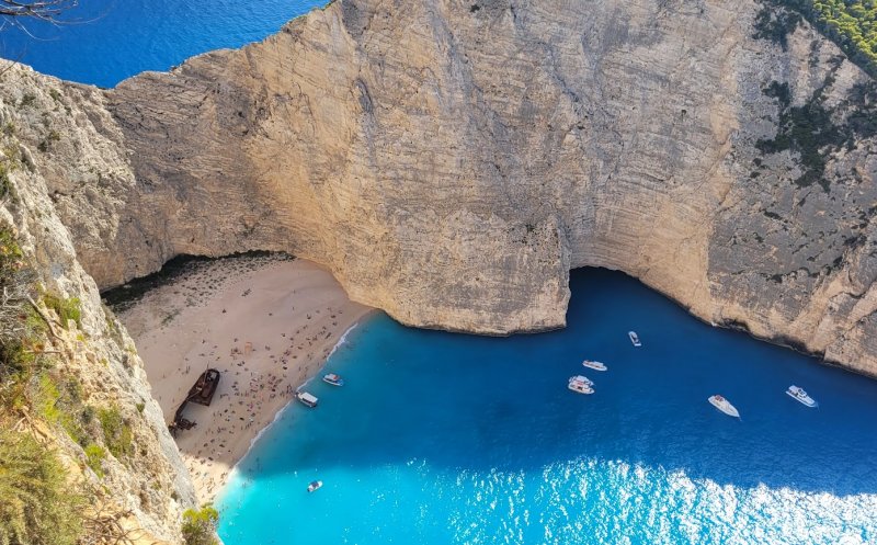 La un pas de tragedie în Grecia! Un turist a căzut de pe stânca aflată deasupra epavei din Zakynthos. Ce i-a salvat viața