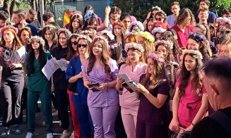 Clujul răsună de serenade! Absolvenții UMF își iau rămas-bun de la anii de facultate