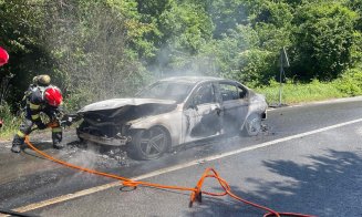 Incendiu pe drumul Sfântul Ioan din Cluj-Napoca. O mașină a luat foc