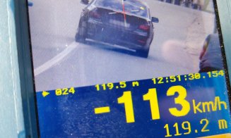 Un tânăr care gonea pe un drum din județul Cluj a fost prins de polițiști și lăsat fără permis. Ce viteză avea
