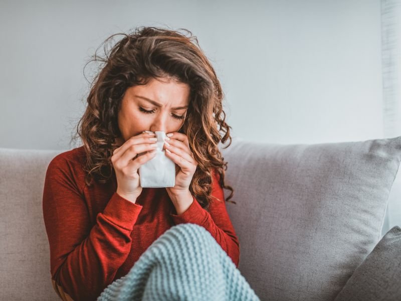 Rinita alergică pe înțelesul tuturor: simptome, factori declanșatori și opțiuni de ameliorare