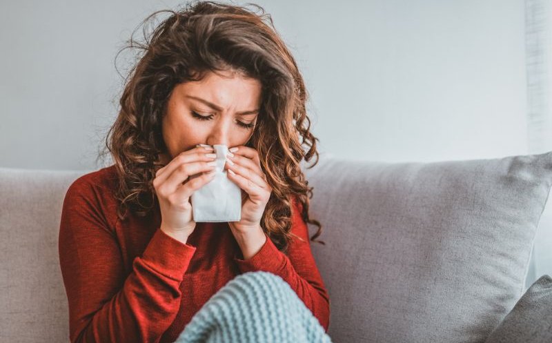 Rinita alergică pe înțelesul tuturor: simptome, factori declanșatori și opțiuni de ameliorare