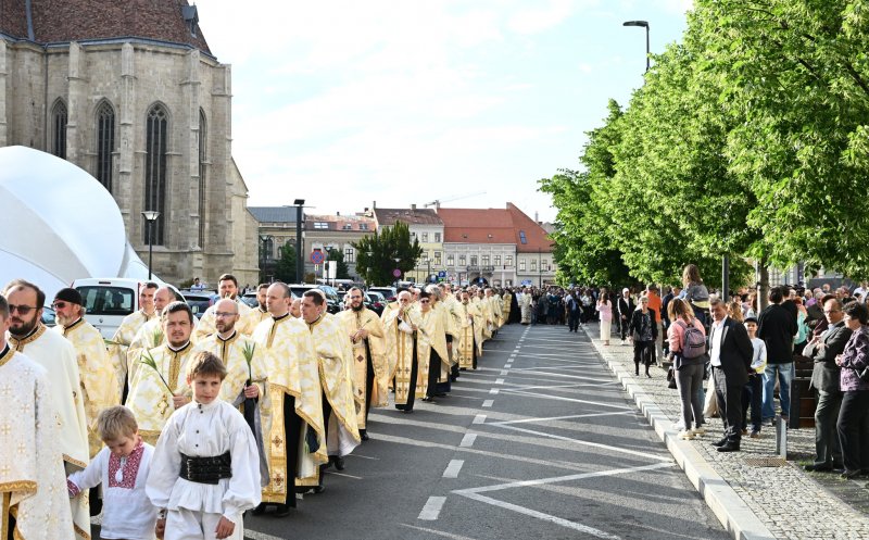 Mii de credincioși au participat la tradiționala Procesiune de Rusalii din centrul Clujului