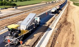 Constructorii apasă accelerația pe Chiribiș – Biharia de pe Autostrada Transilvania / Se așterne stratul de balast + primul asfalt în unele zone