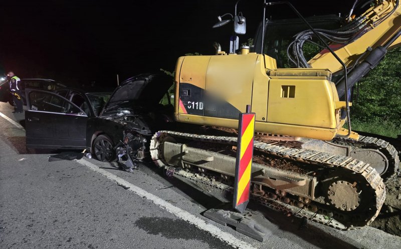 ACCIDENT în Cluj: 5 tineri s-au înfipt cu mașina într-un buldoexcavator parcat pe drumul Sfântul Ioan