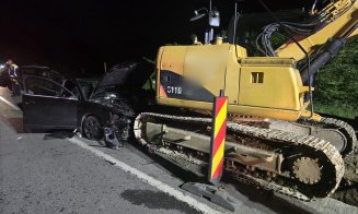 5 tineri s-au înfipt cu mașina într-un buldoexcavator parcat pe drumul Sfântul Ioan