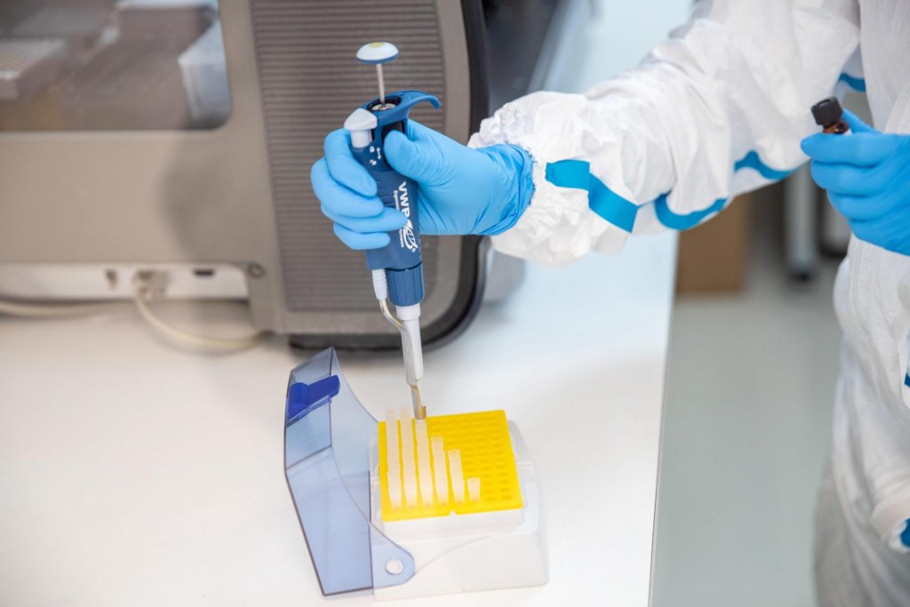 Primul vaccin "universal" creat cu ajutorul inteligenței artificiale, testat pe oameni
